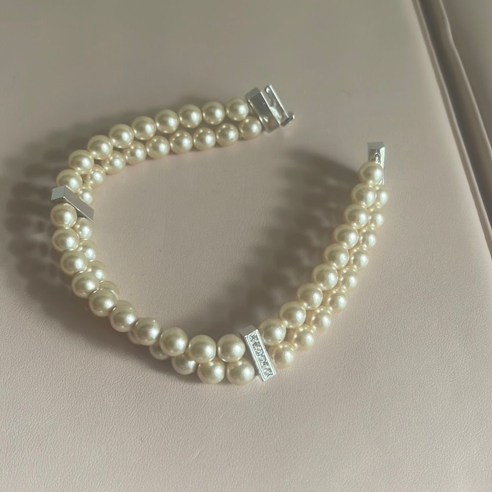 Bracelet from white pearls